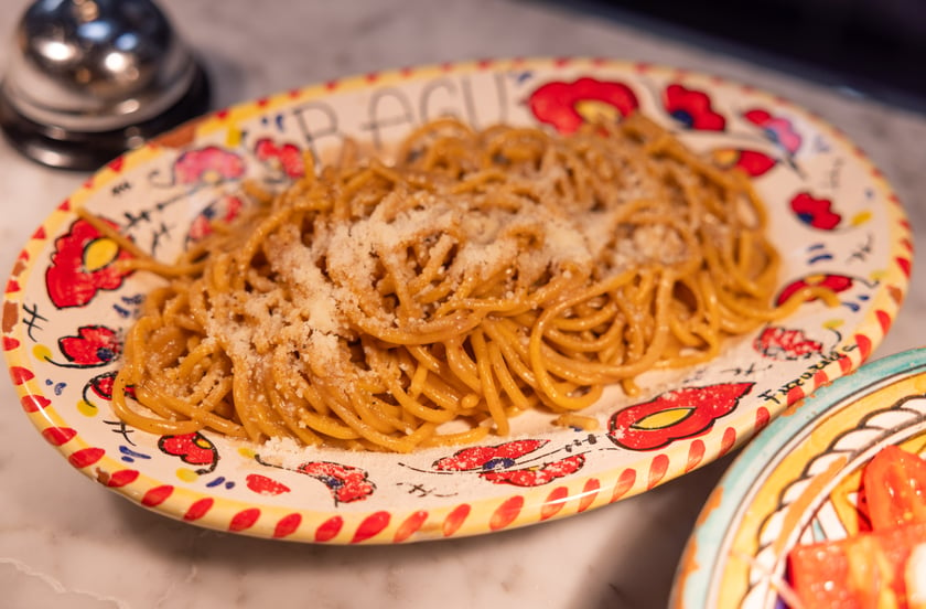 Ragu Pracownia Makaronu
Do tej włoskiej restauracji ustawiają się długie kolejki... i zdecydowanie warto poczekać. To pierwszy pasta bar we Wrocławiu z prawdziwego zdarzenia. Makarony są tu przygotowywane na miejscu ze starannie dobranych składnik&oacute;w najwyższej jakości, a dania zaskakują połączeniami smak&oacute;w.
&ndash;&nbsp;Kiedy zaczy&shy;na&shy;li&shy;śmy pro&shy;jekt RAGU, nawet nie marzy&shy;li&shy;śmy o dużej restau&shy;ra&shy;cji, gdzie liczba gości chęt&shy;nych na nasz maka&shy;ron prze&shy;kro&shy;czy liczbę dostęp&shy;nych miejsc &ndash; czytamy na stronie restauracji.
W menu znajdziemy m.in.&nbsp;tagliatelle z tatarem z tuńczyka, gnocchi truflowe, spaghetti z burratą czy p&oacute;łmisek owoc&oacute;w morza. Nie brakuje też deser&oacute;w &ndash; hitem w karcie jest turbo tiramisu na domowym mascarpone i z lodami czekoladowymi.