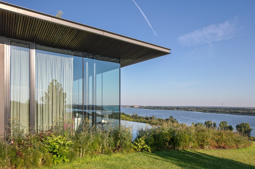 Dom 35.35 na Skarpie w Płocku to jedna z najpiękniejszych willi w Europie. Pracownia 77STUDIOarchitektury otrzymała za ten projekt nagrodę w kategorii Architecture Single Residence