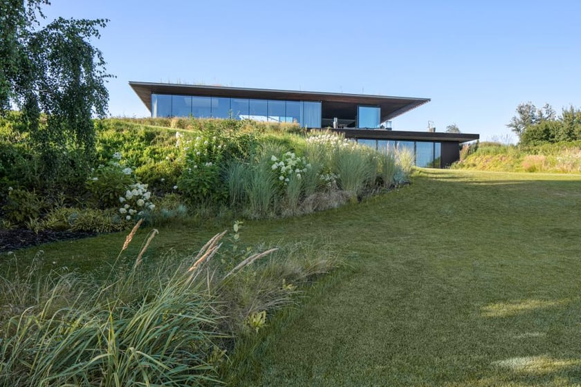 Dom 35.35 na Skarpie w Płocku to jedna z najpiękniejszych willi w Europie. Pracownia 77STUDIOarchitektury otrzymała za ten projekt nagrodę w kategorii Architecture Single Residence