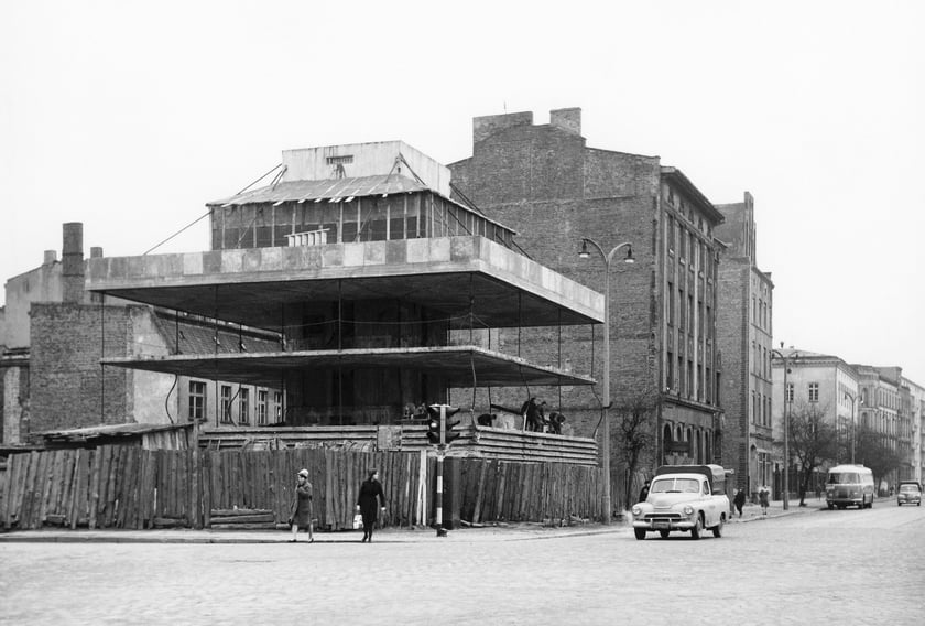 Zdjęcie z lat 60. XX w. Linowiec budowano go od g&oacute;ry do dołu, czyli od najwyżej położonego piętra do pierwszej kondygnacji, zawieszonej nad otwartym parterem.