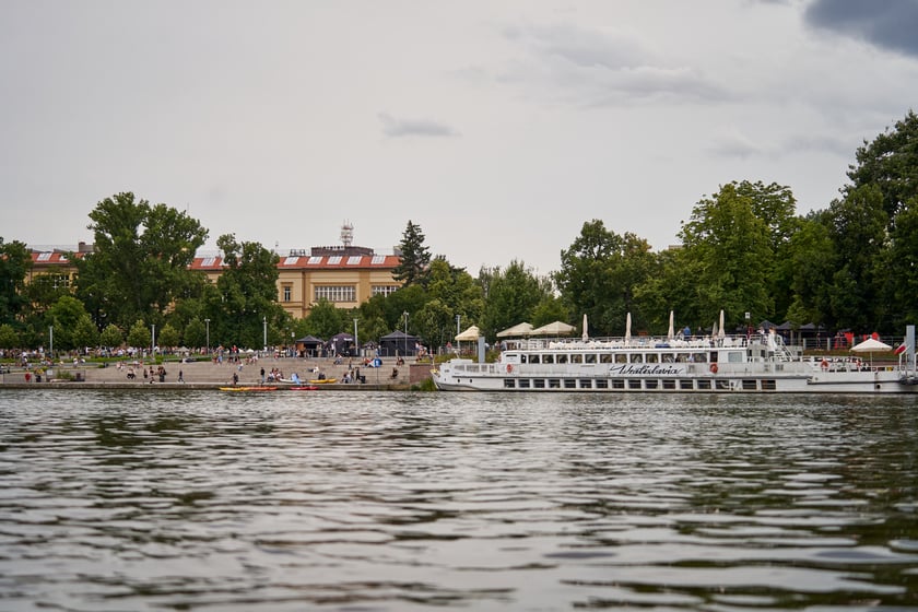 Wrocław widziany z pokładu statku pływającego po Odrze