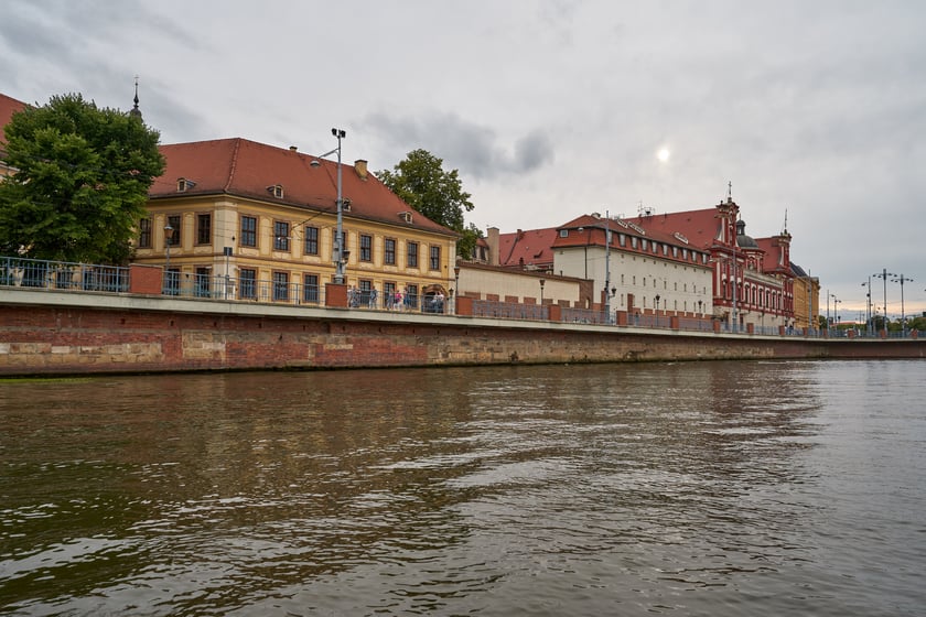 Wrocław widziany z pokładu statku pływającego po Odrze
