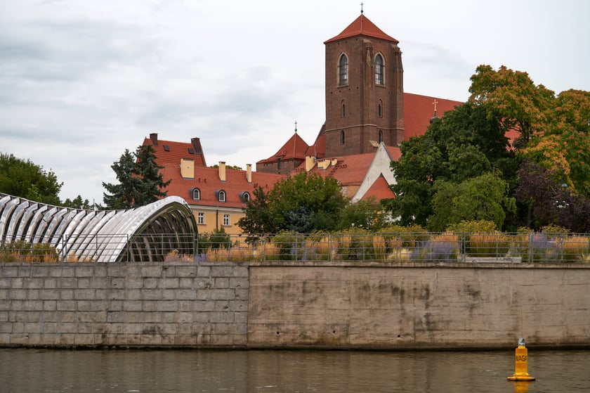 Wrocław widziany z pokładu statku pływającego po Odrze