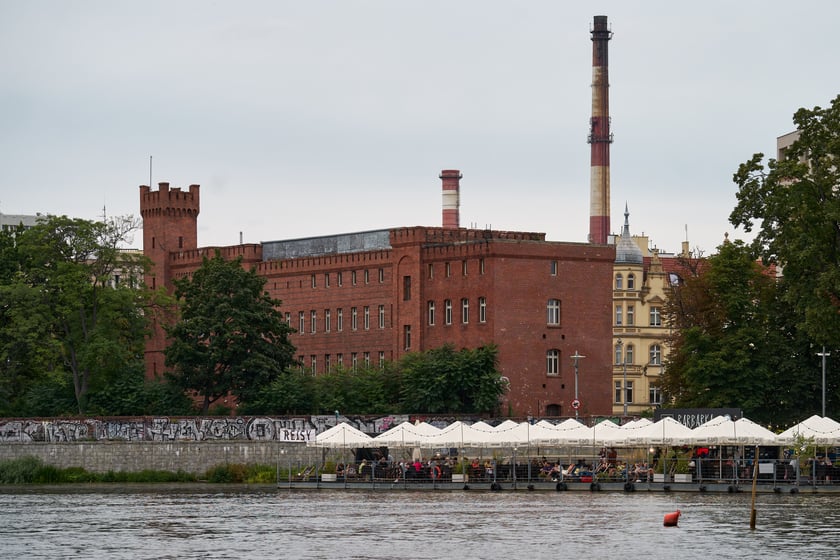 Wrocław widziany z pokładu statku pływającego po Odrze