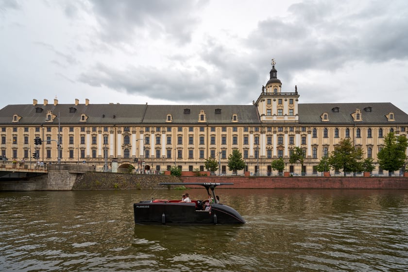 Wrocław widziany z pokładu statku pływającego po Odrze