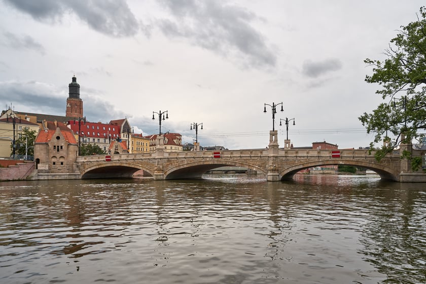 Wrocław widziany z pokładu statku pływającego po Odrze