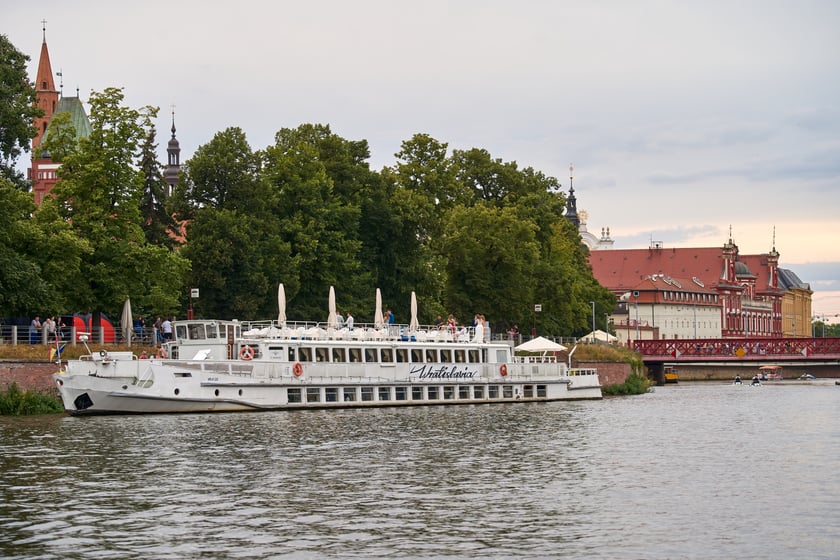 Wrocław widziany z pokładu statku pływającego po Odrze