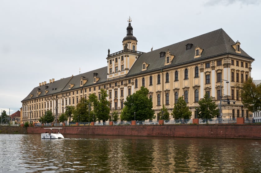 Wrocław widziany z pokładu statku pływającego po Odrze