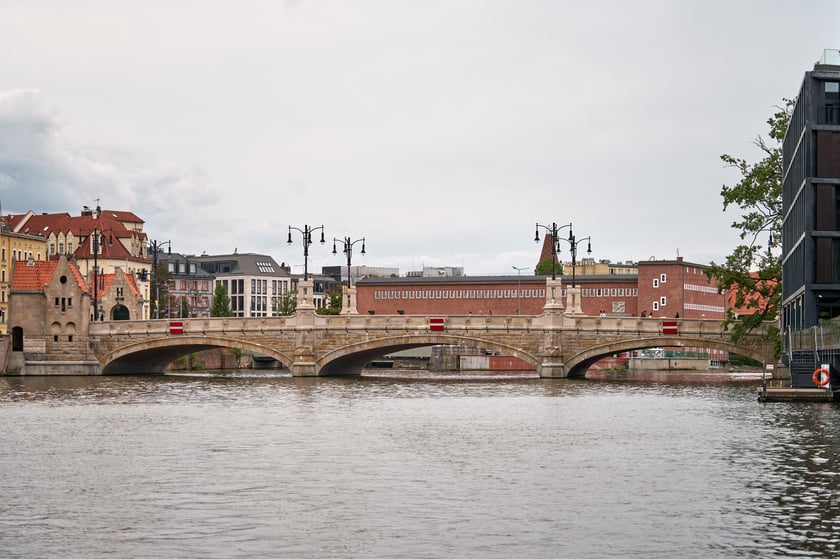 Wrocław widziany z pokładu statku pływającego po Odrze