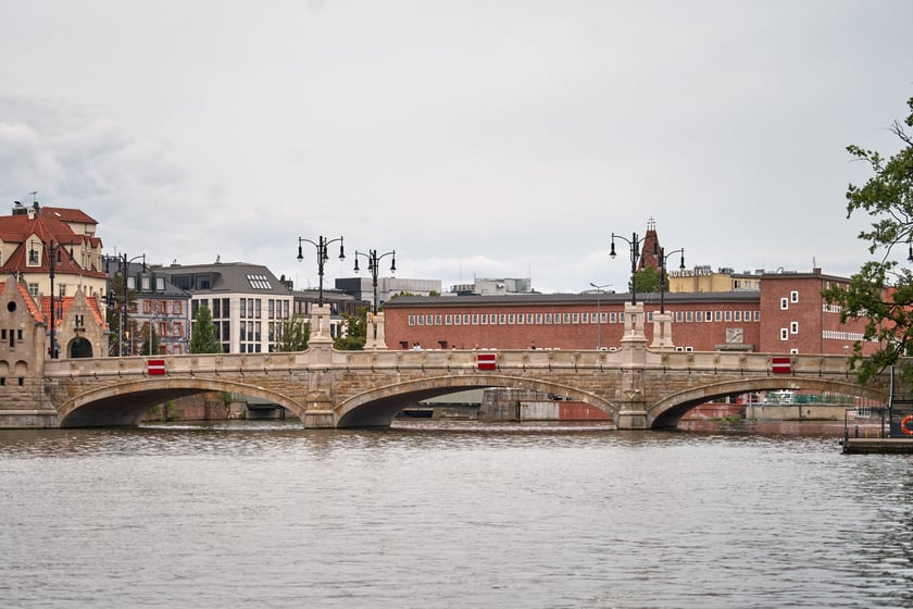 Wrocław widziany z pokładu statku pływającego po Odrze