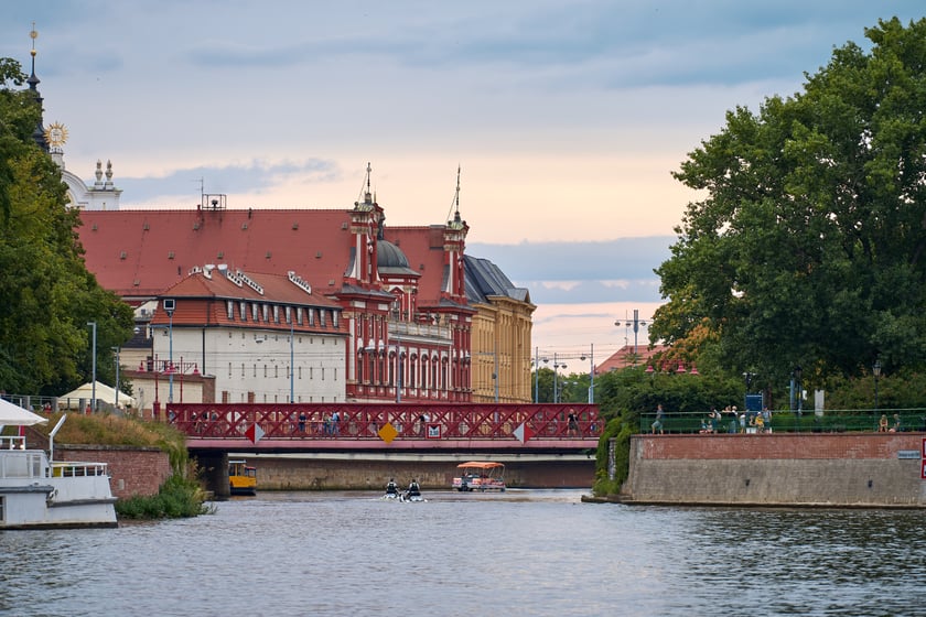 Wrocław widziany z pokładu statku pływającego po Odrze