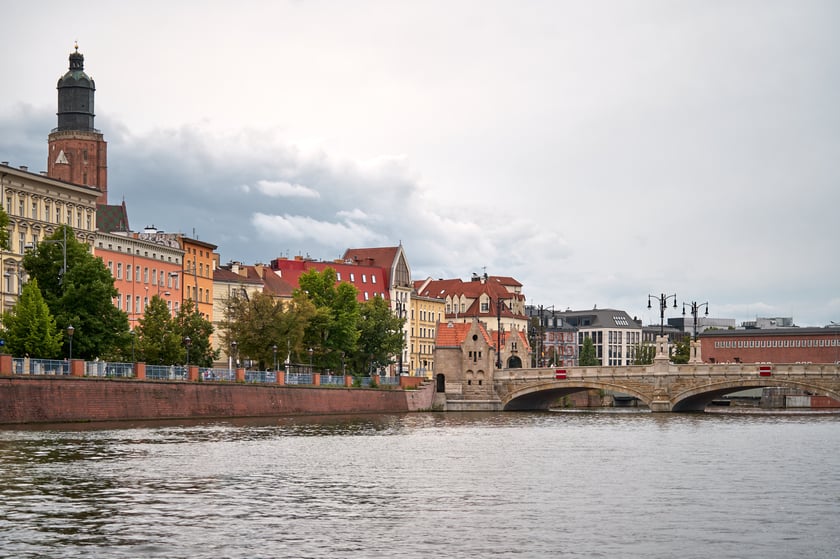 Wrocław widziany z pokładu statku pływającego po Odrze