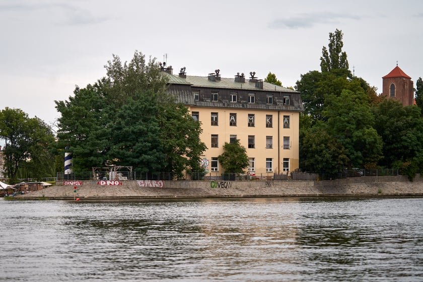 Wrocław widziany z pokładu statku pływającego po Odrze