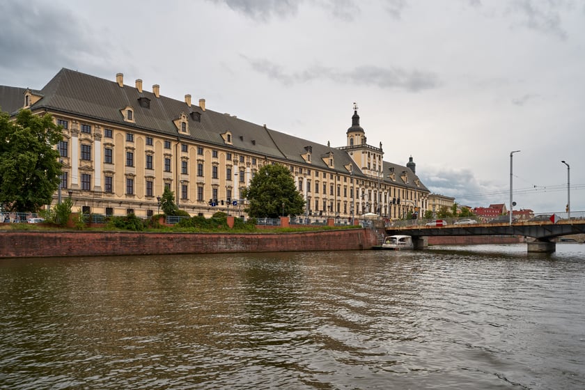 Wrocław widziany z pokładu statku pływającego po Odrze