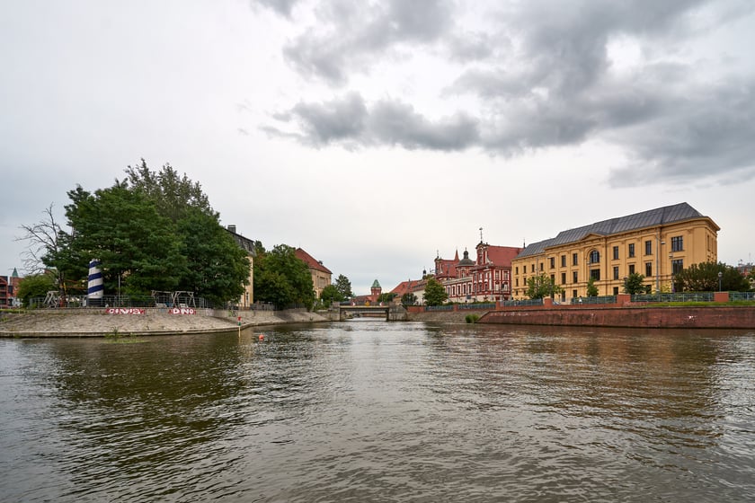Wrocław widziany z pokładu statku pływającego po Odrze