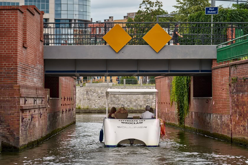 Wrocław widziany z pokładu statku pływającego po Odrze