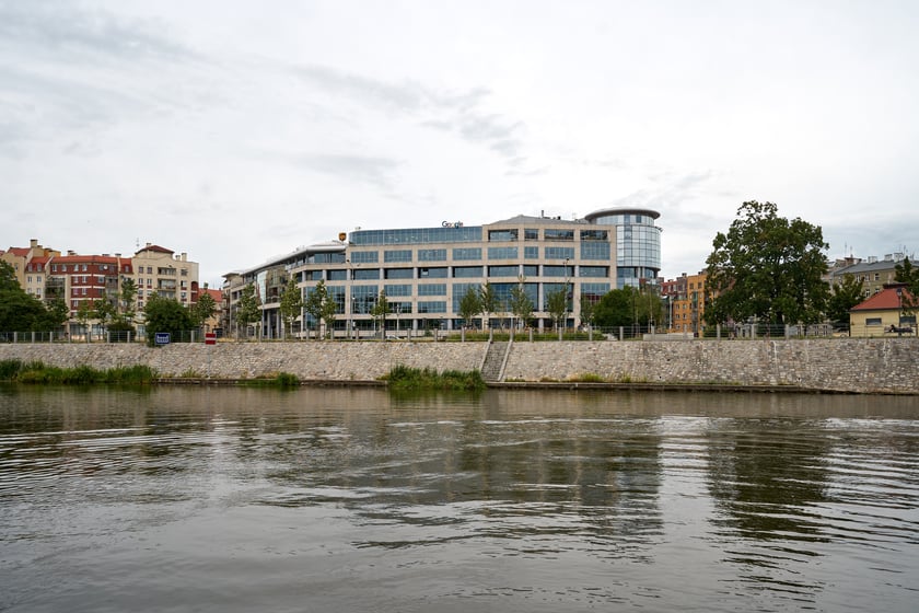 Wrocław widziany z pokładu statku pływającego po Odrze