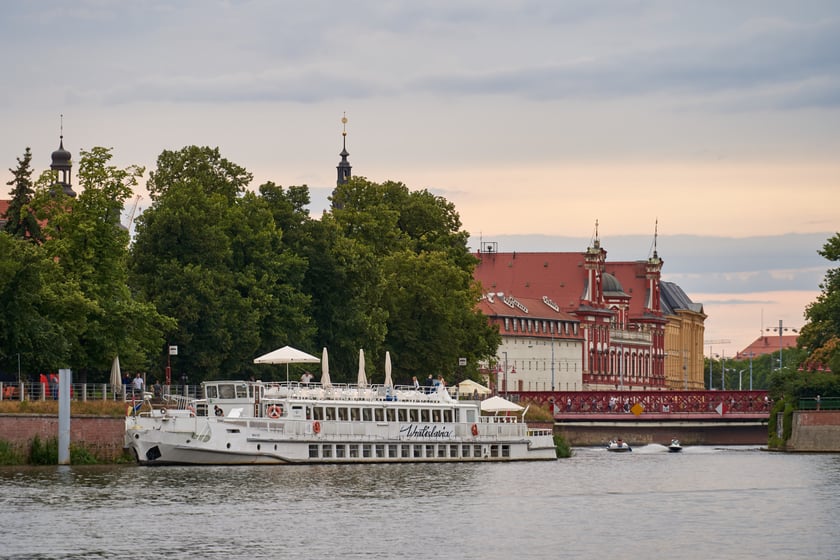 Wrocław widziany z pokładu statku pływającego po Odrze