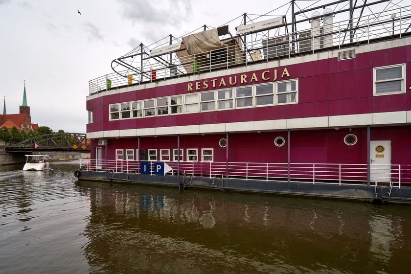 Wrocław widziany z pokładu statku pływającego po Odrze