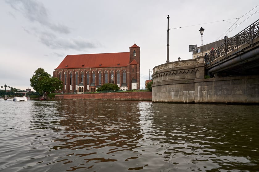 Wrocław widziany z pokładu statku pływającego po Odrze
