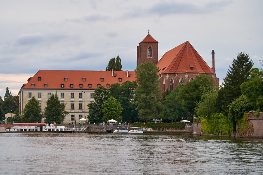 Wrocław widziany z pokładu statku pływającego po Odrze