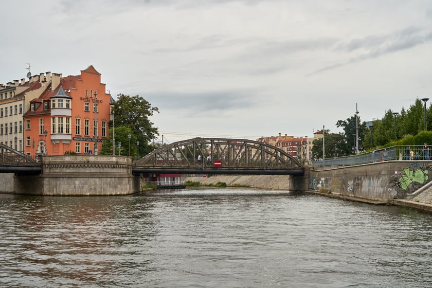 Wrocław widziany z pokładu statku pływającego po Odrze