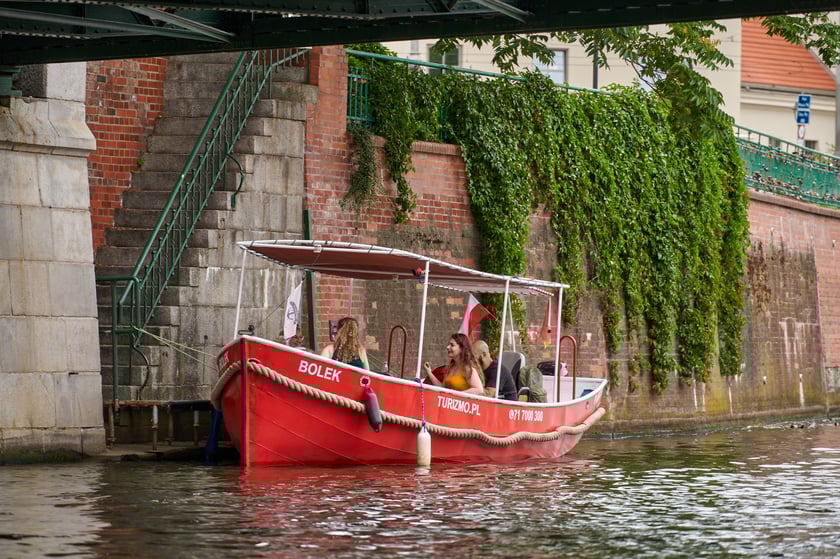 Wrocław widziany z pokładu statku pływającego po Odrze