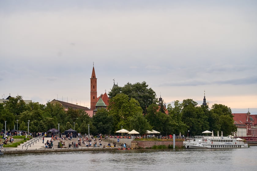 Wrocław widziany z pokładu statku pływającego po Odrze