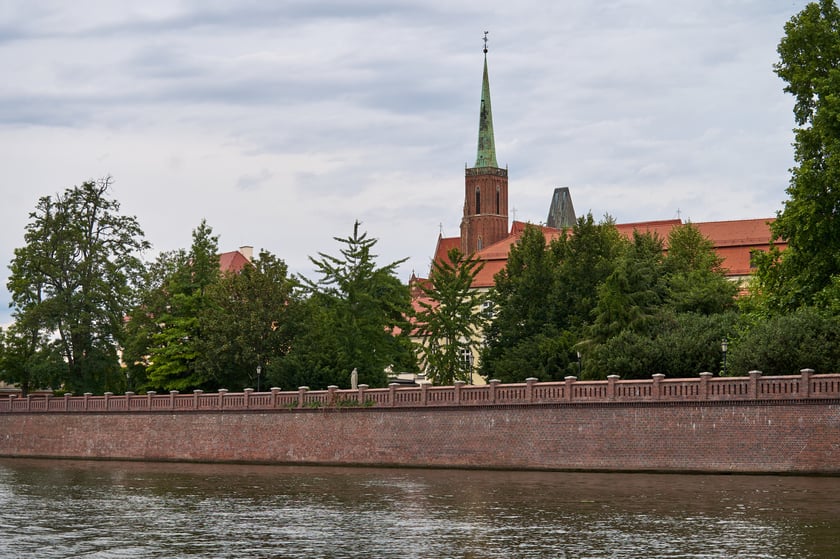 Wrocław widziany z pokładu statku pływającego po Odrze