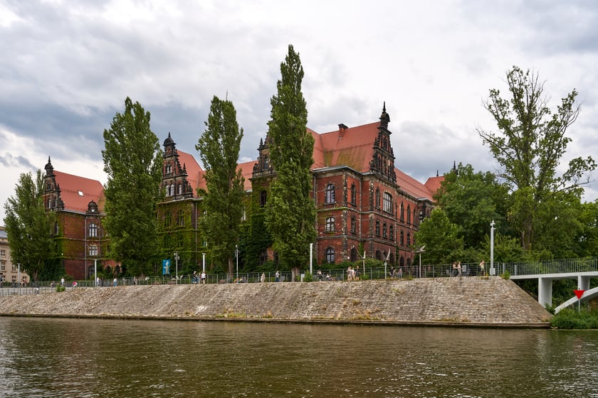 Wrocław widziany z pokładu statku pływającego po Odrze