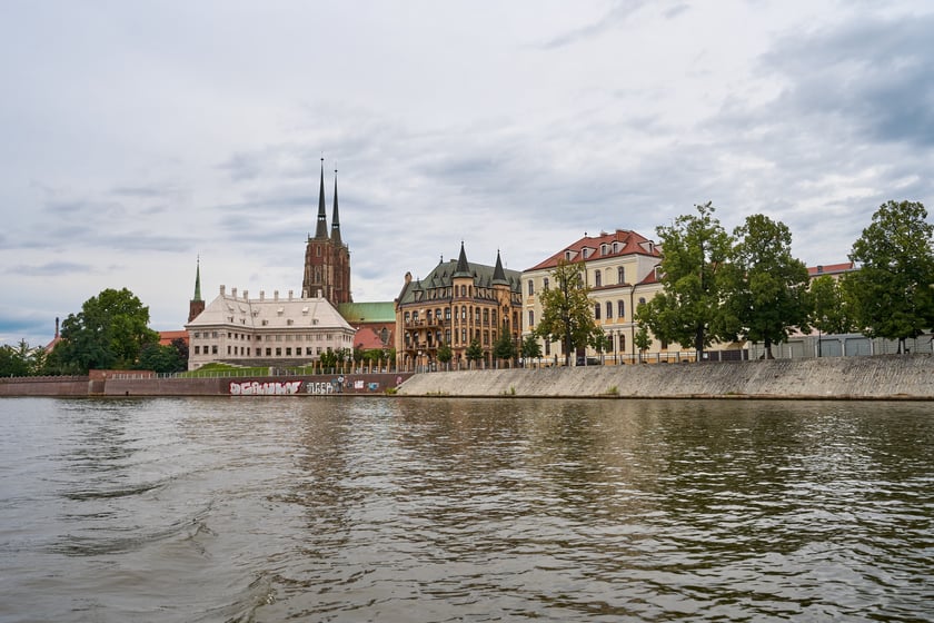 Wrocław widziany z pokładu statku pływającego po Odrze