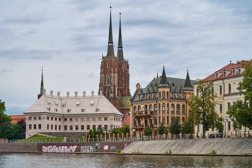 Wrocław widziany z pokładu statku pływającego po Odrze