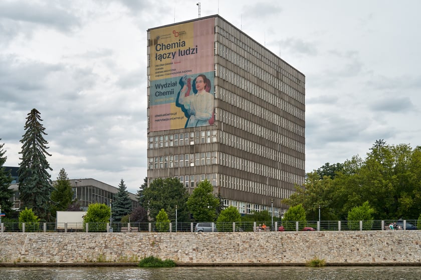 Wrocław widziany z pokładu statku pływającego po Odrze