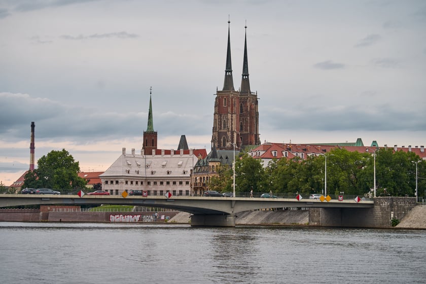 Wrocław widziany z pokładu statku pływającego po Odrze