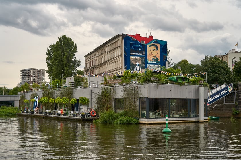 Wrocław widziany z pokładu statku pływającego po Odrze
