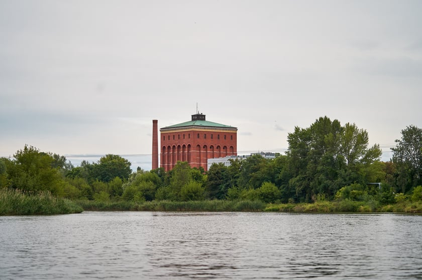 Wrocław widziany z pokładu statku pływającego po Odrze