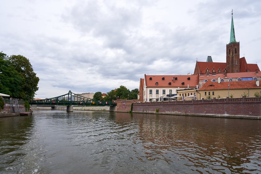 Wrocław widziany z pokładu statku pływającego po Odrze