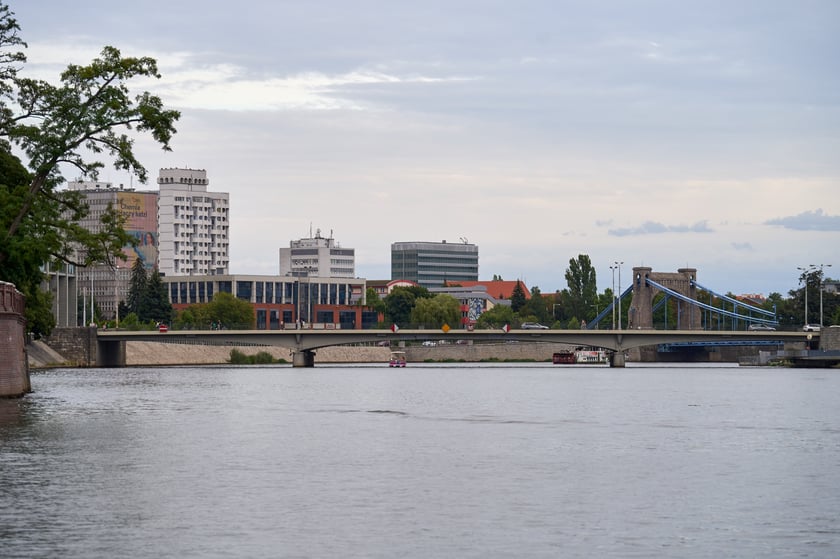 Wrocław widziany z pokładu statku pływającego po Odrze