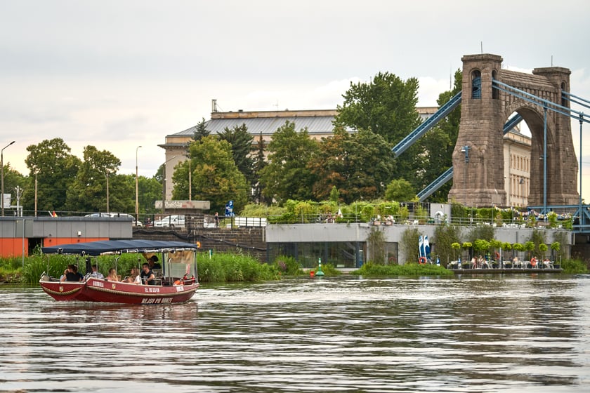 Wrocław widziany z pokładu statku pływającego po Odrze
