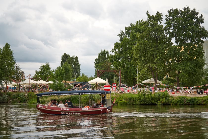 Wrocław widziany z pokładu statku pływającego po Odrze