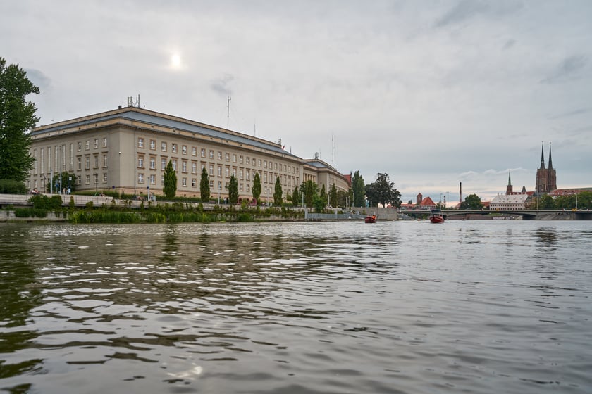 Wrocław widziany z pokładu statku pływającego po Odrze