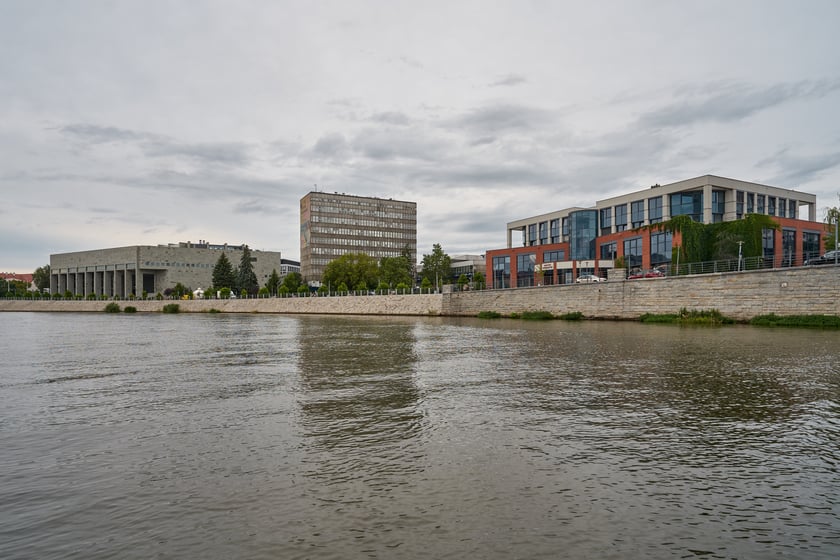 Wrocław widziany z pokładu statku pływającego po Odrze