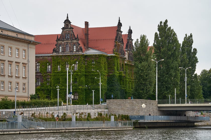 Wrocław widziany z pokładu statku pływającego po Odrze