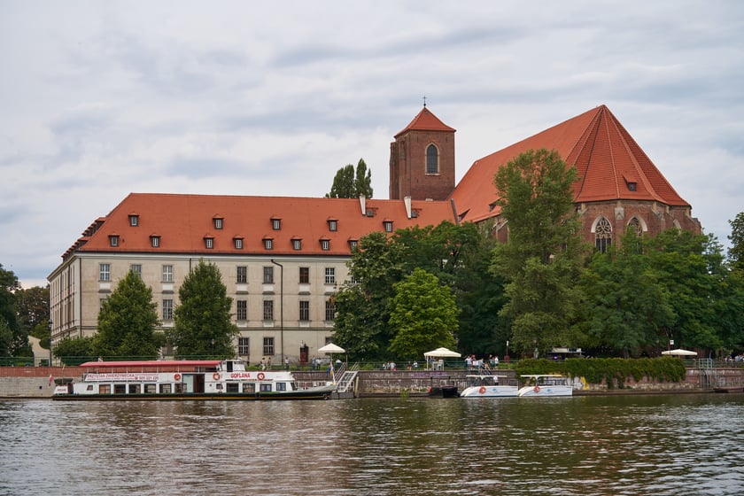 Wrocław widziany z pokładu statku pływającego po Odrze
