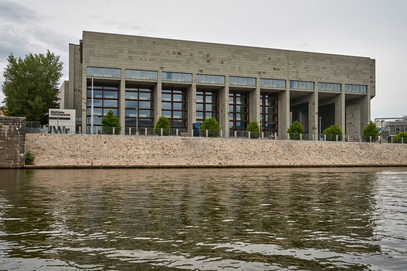 Wrocław widziany z pokładu statku pływającego po Odrze
