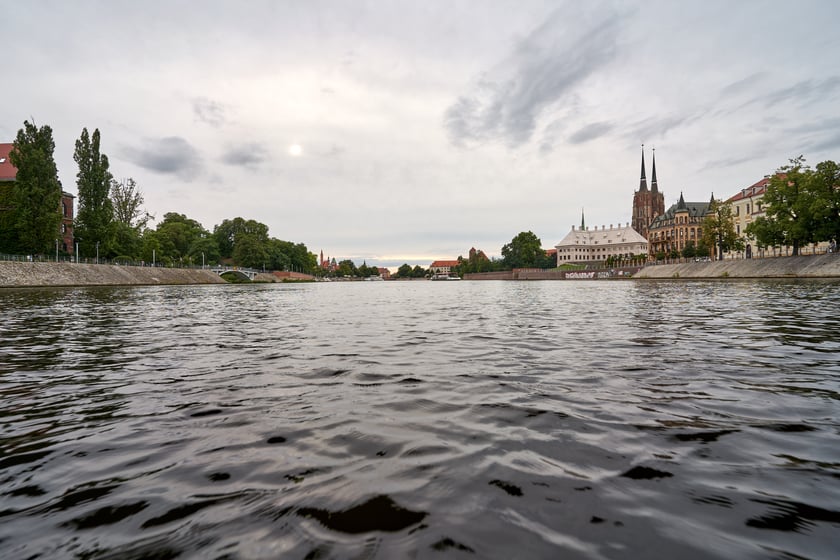 Wrocław widziany z pokładu statku pływającego po Odrze