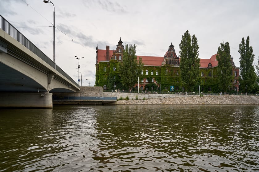 Wrocław widziany z pokładu statku pływającego po Odrze