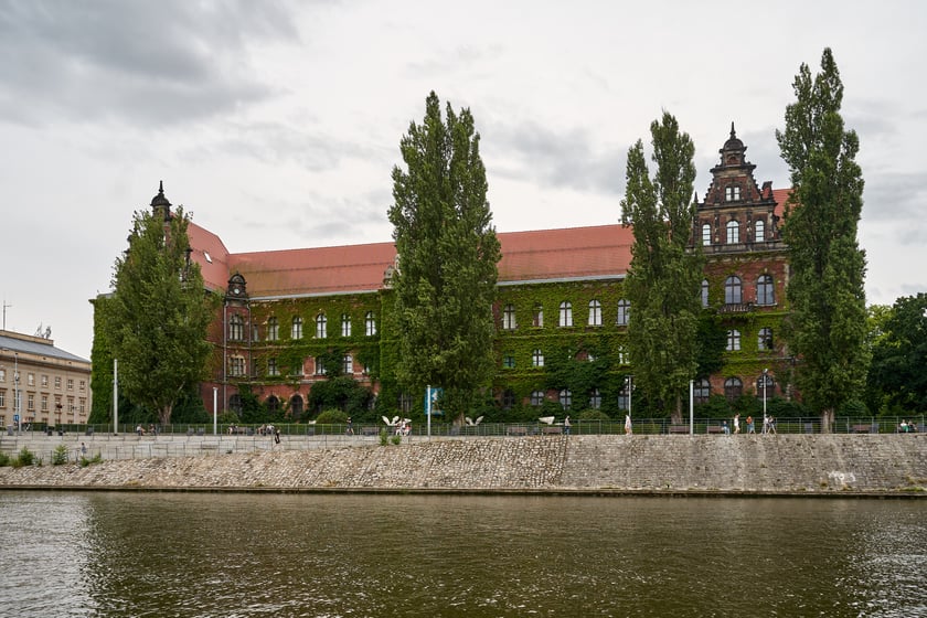 Wrocław widziany z pokładu statku pływającego po Odrze