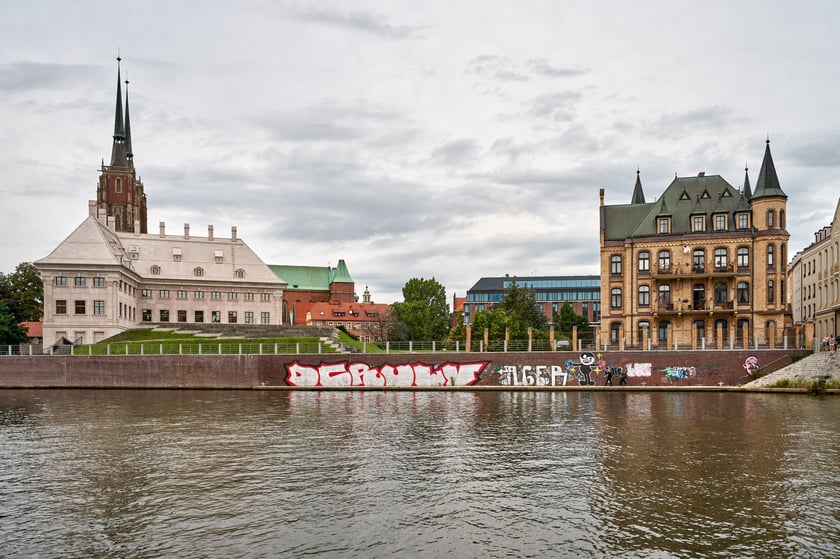 Wrocław widziany z pokładu statku pływającego po Odrze