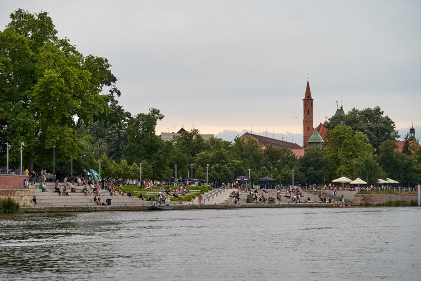 Wrocław widziany z pokładu statku pływającego po Odrze